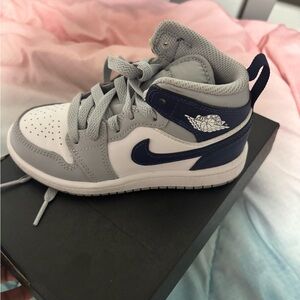 Jordan 1 Mid ( Grey & Navy Blue)